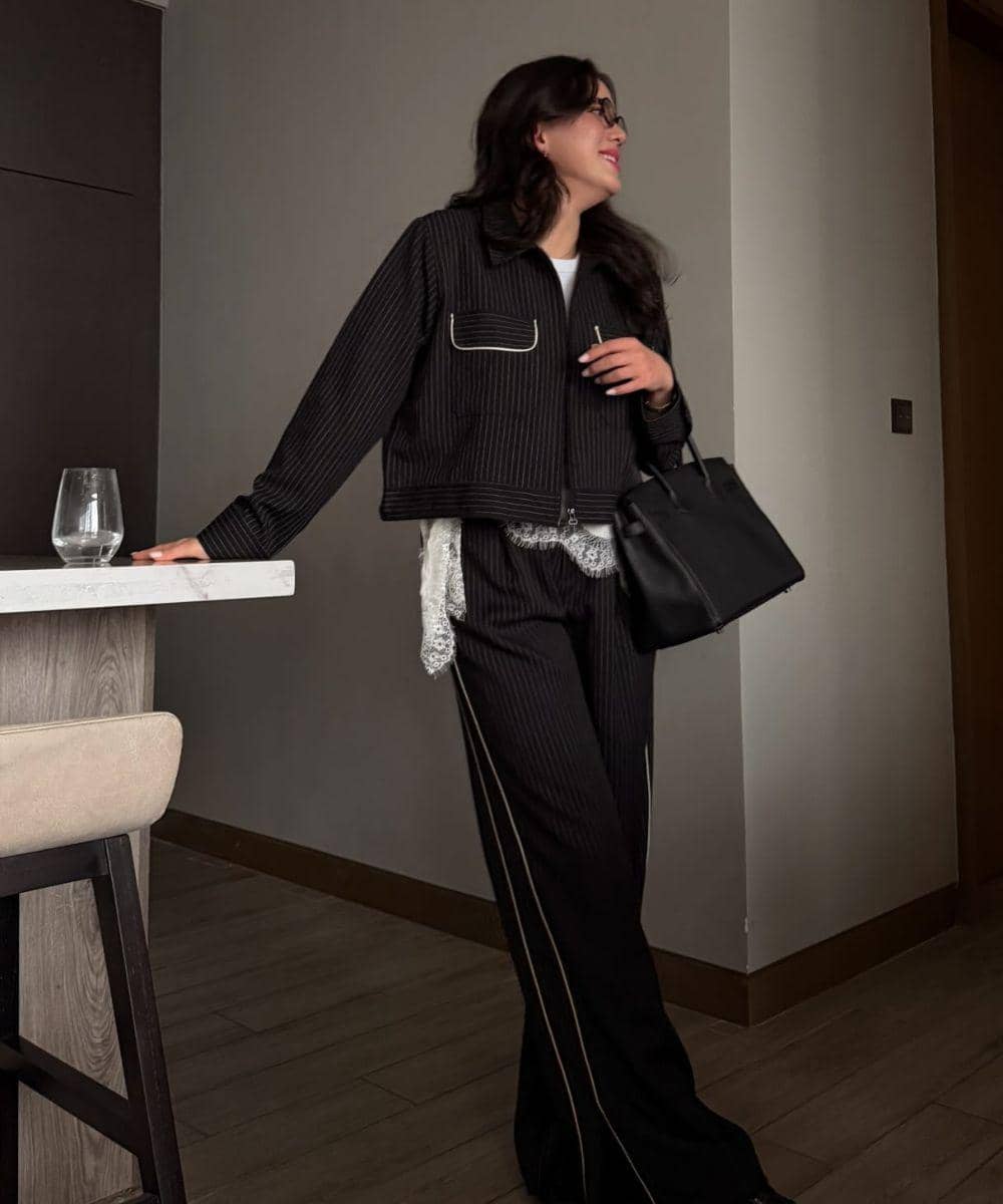 Perpaduan edgy dan feminin dengan jaket pinstripe