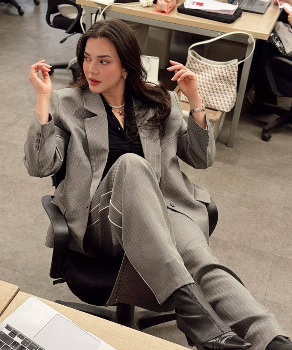 Tampil berwibawa dengan setelan blazer pinstripe