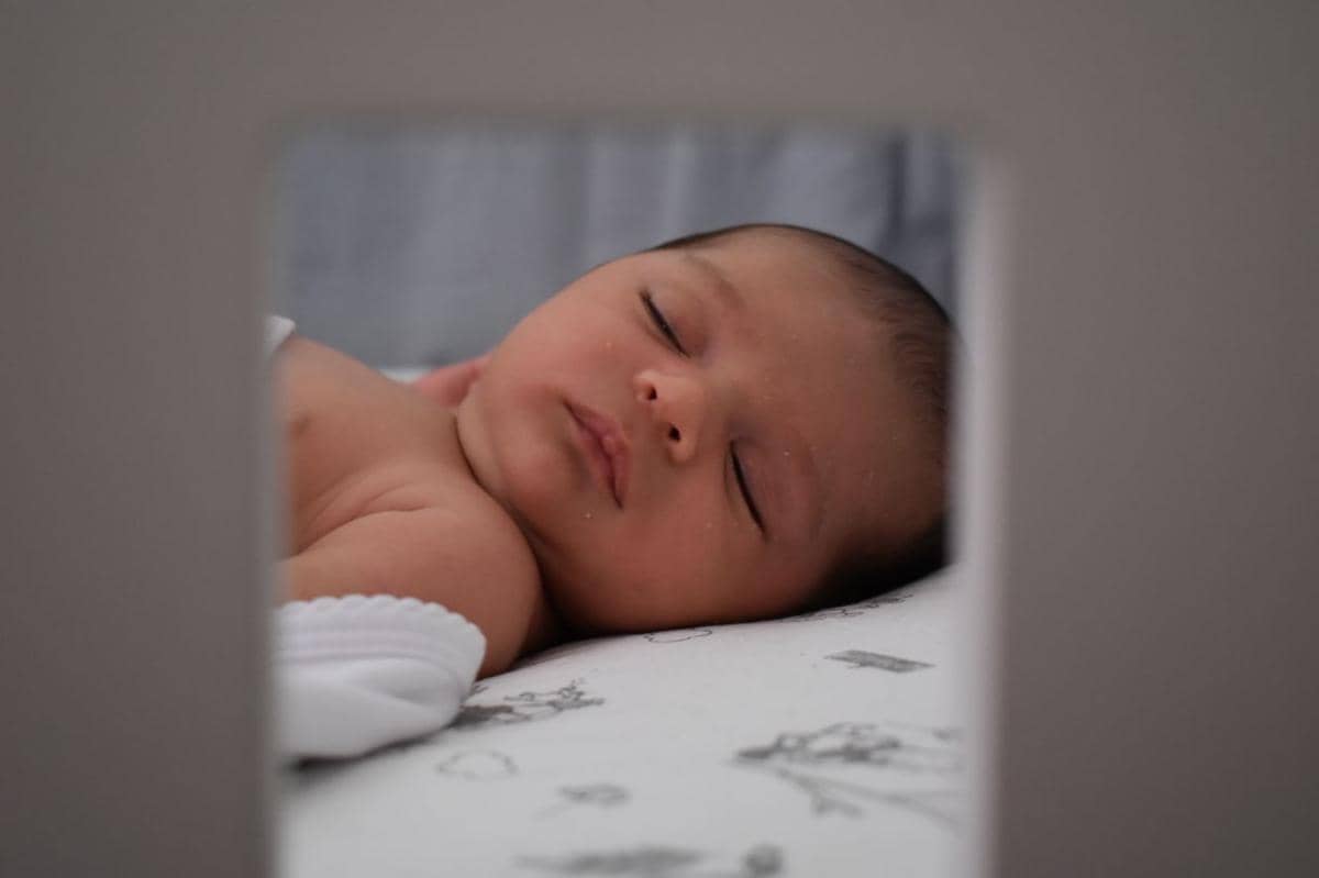 Bayi belum mampu menjaga posisi kepala dan leher dengan baik