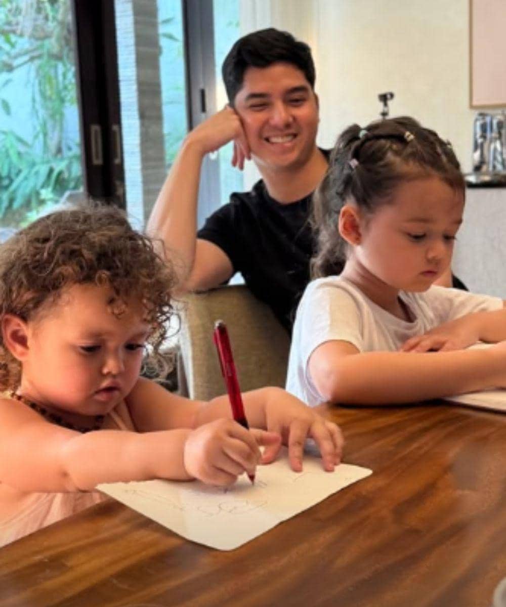 Briella bermain bersama Al dan Alyssa di rumah