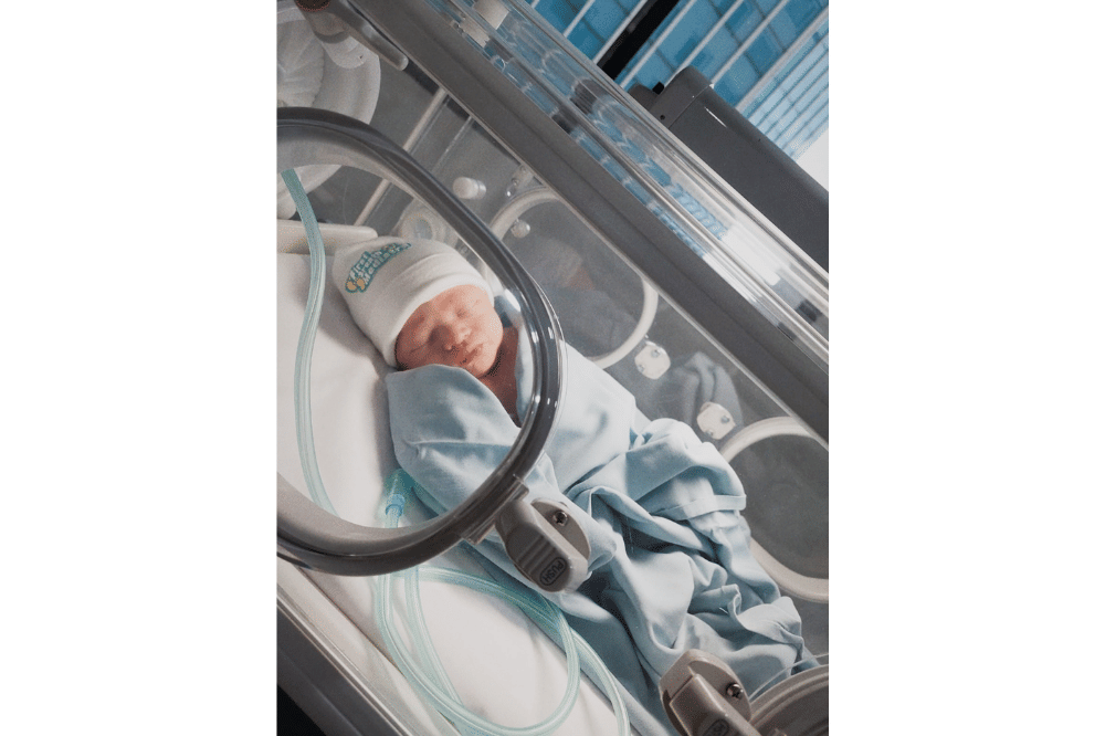 Foto Collin anak kedua Pamela Bowie dalam berbagai ekspresi