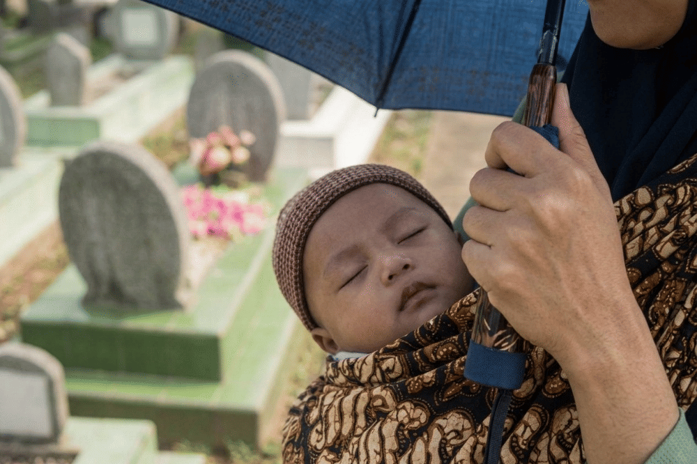 Tips Membawa Bayi Ziarah Kubur