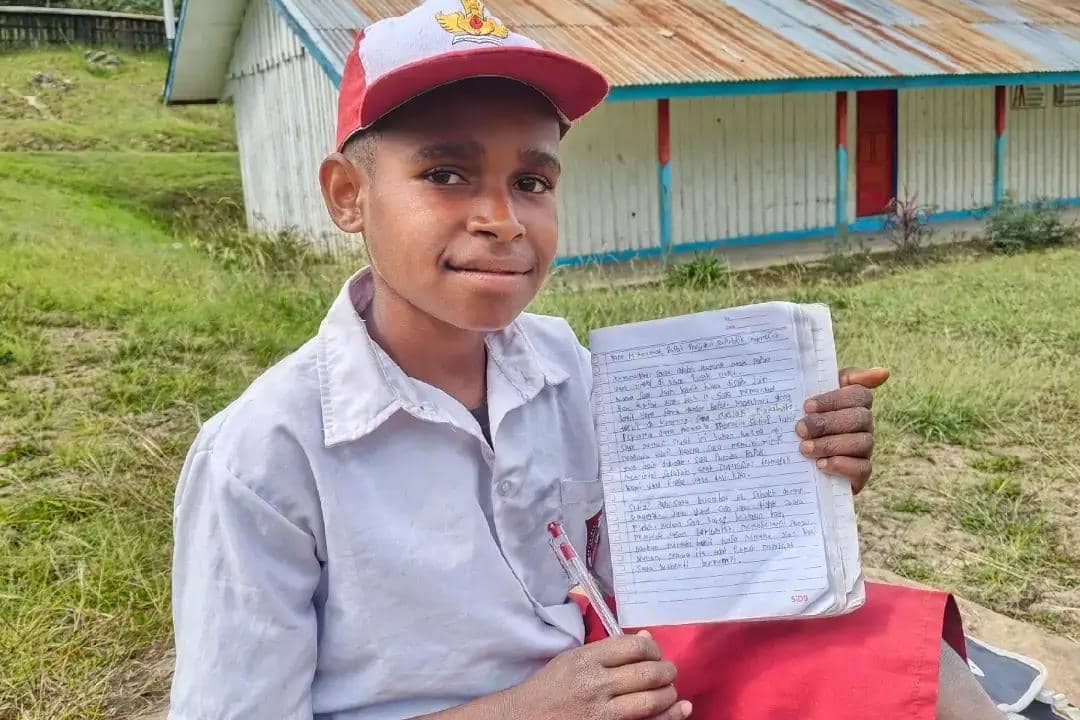 Juin Kalolik siswa SD asal Papua tulis surat sederhana untuk presiden Prabowo, bahas kesenjangan pendidikan