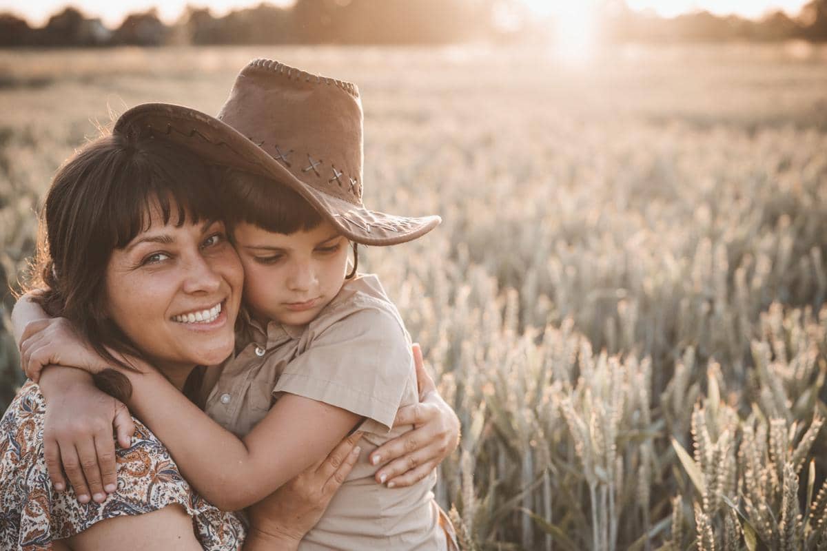 Ide quality time bareng anak berburu sunset