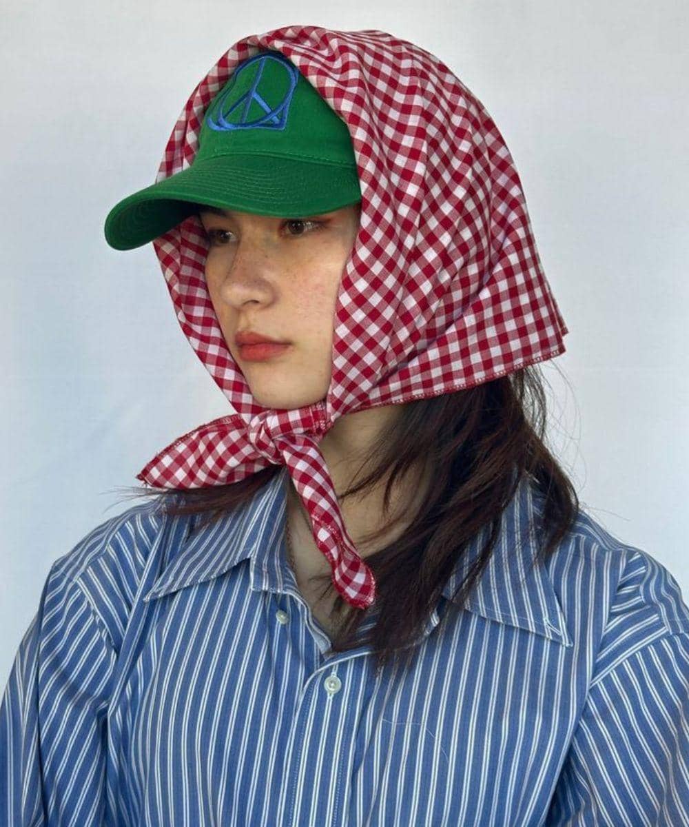 Gaya retro dengan tabrak motif