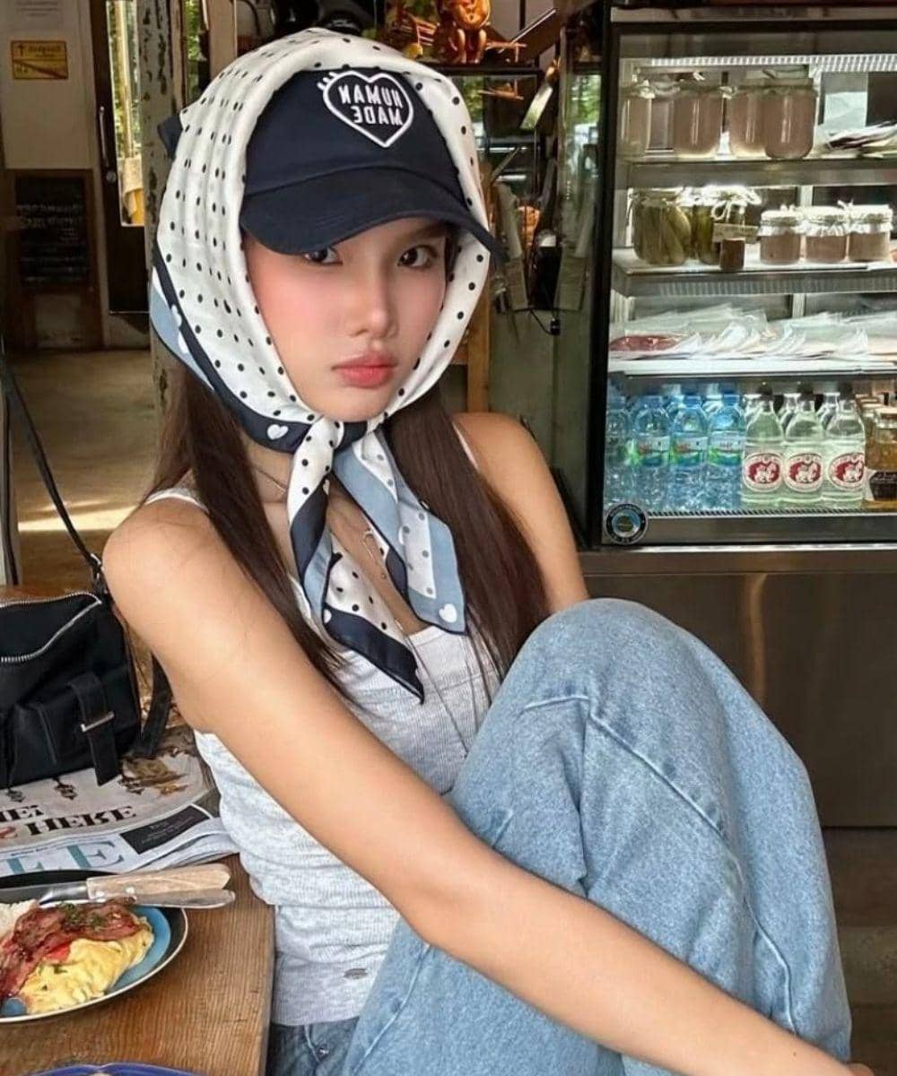 Gaya chic feminin dengan sentuhan sporty