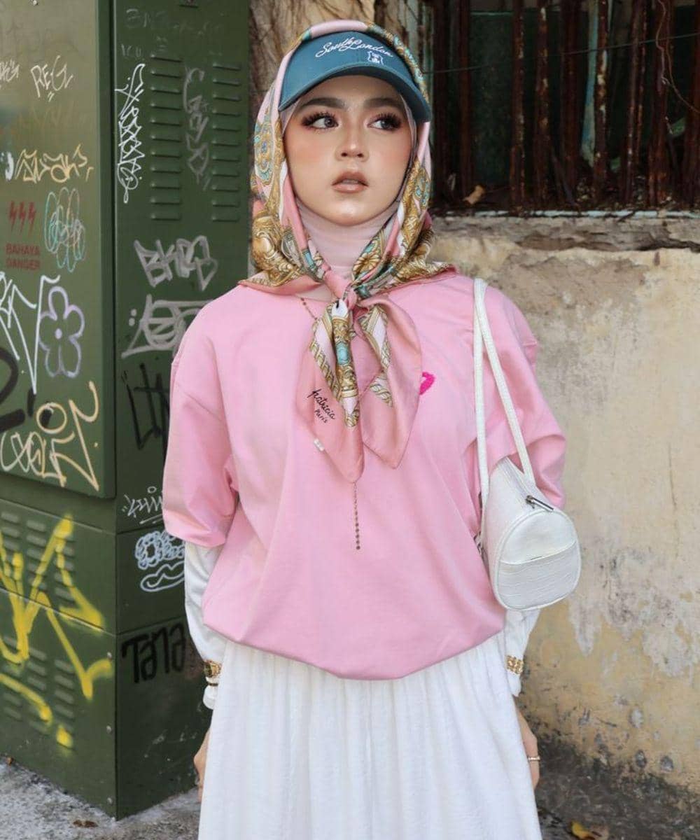 Gaya soft feminine yang kasual