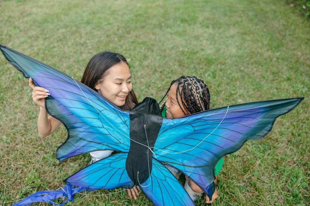 Ide quality time bareng anak dengan bermain layangan di lapangan