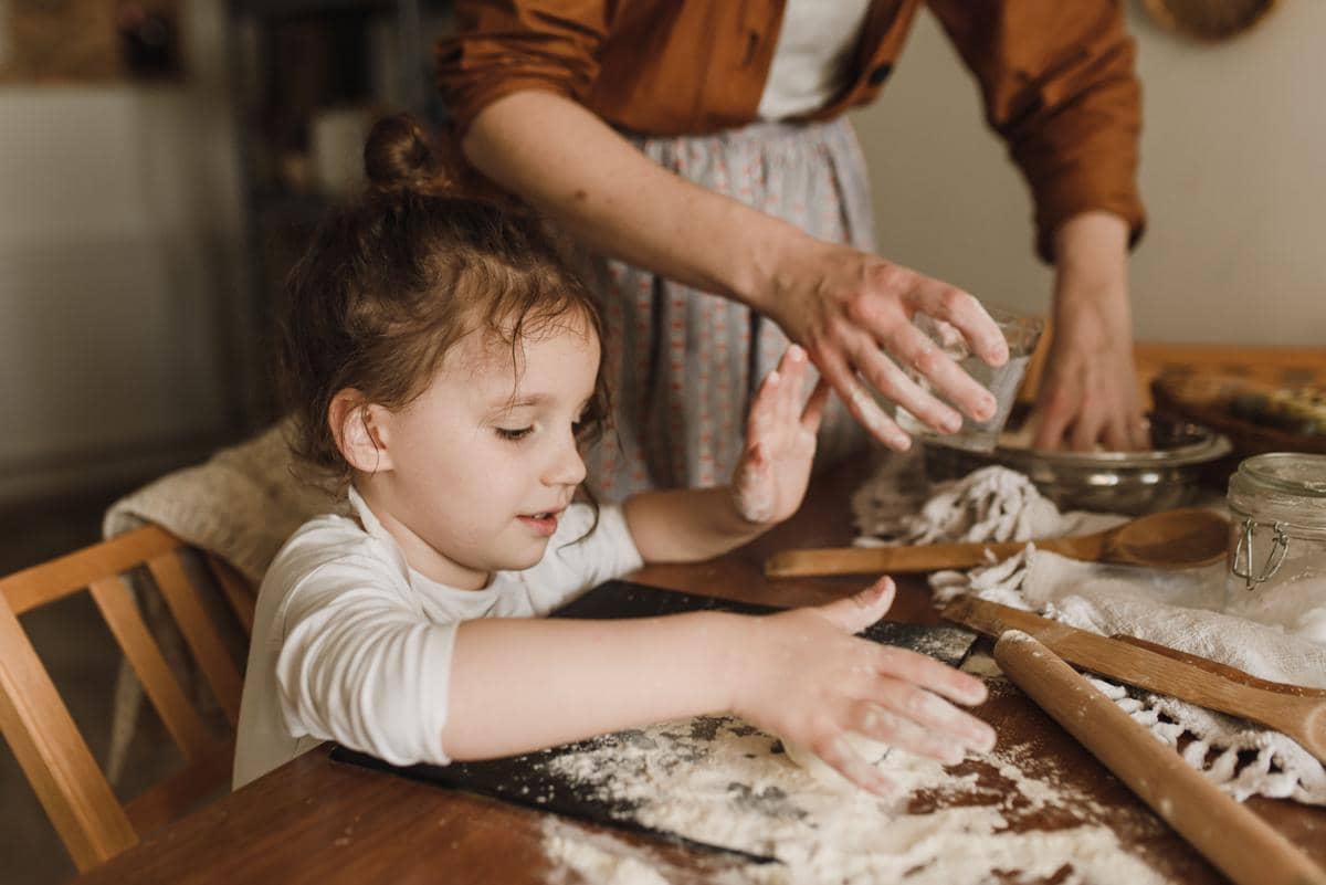 Ide quality time bareng anak dengan cara memasak bersama