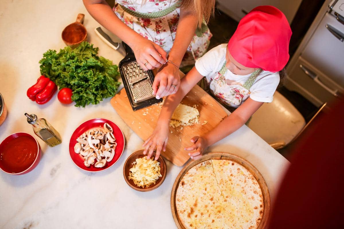 Ide quality time bareng anak membuat pizza bersama