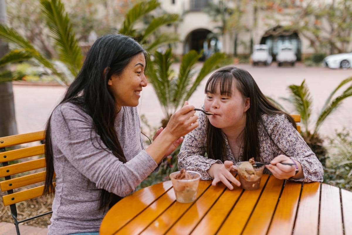 Ide quality time bareng anak jajan sambil makan es krim bersama