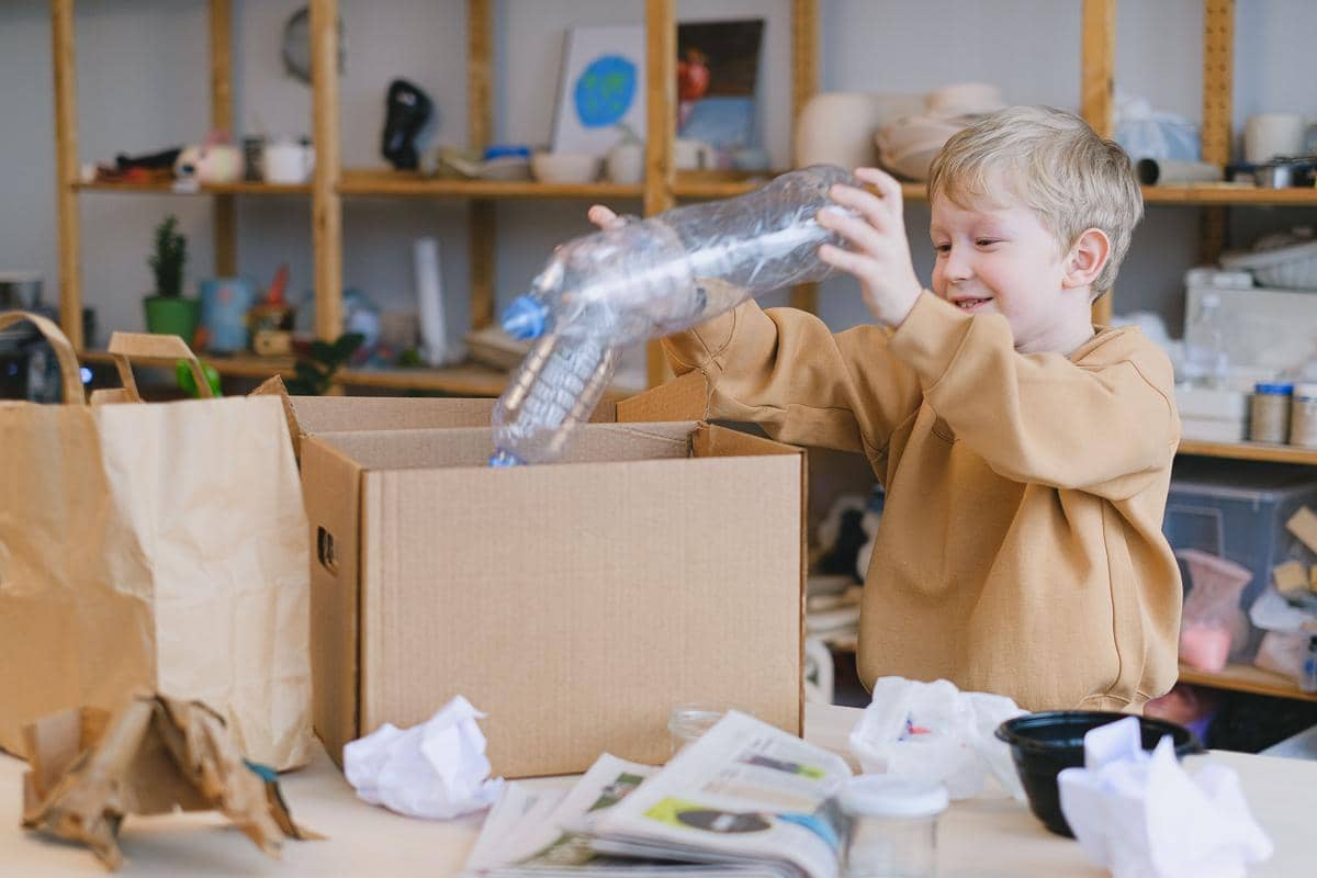 Ide quality time bareng anak ajak berkreasi dengan barang bekas