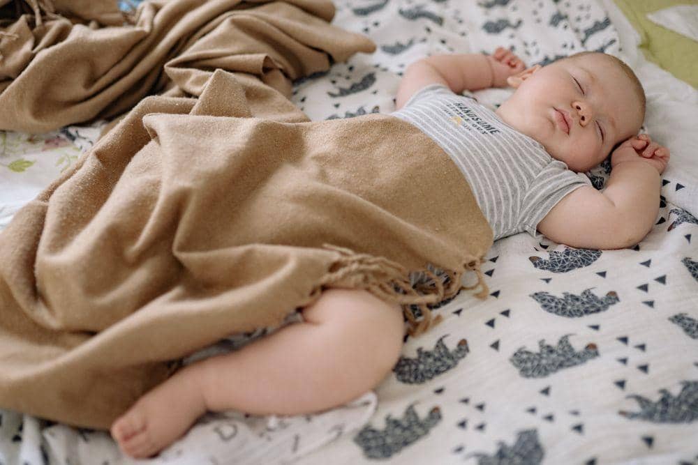 Kenapa bayi suka tidur nungging?