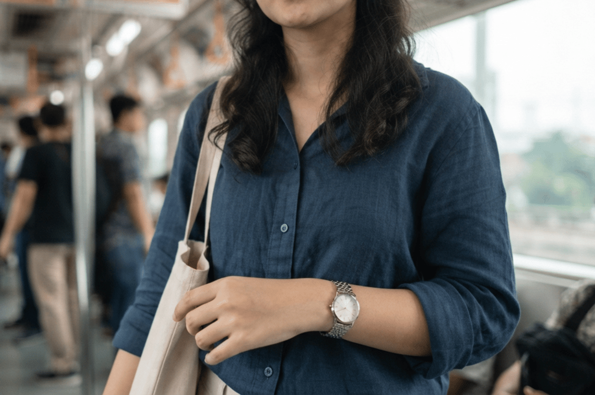 Trik memilih outfit fungsional untuk komuter (5)