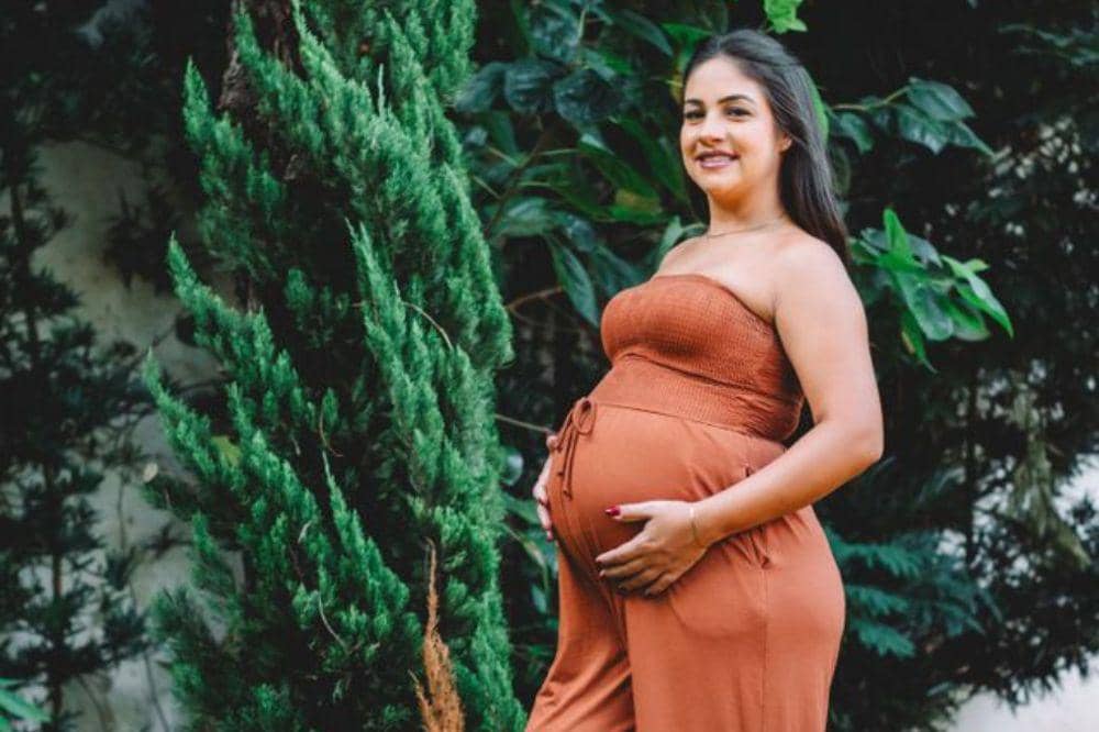 Gunakan atasan yang lebih pendek atau masukkan sebagian baju