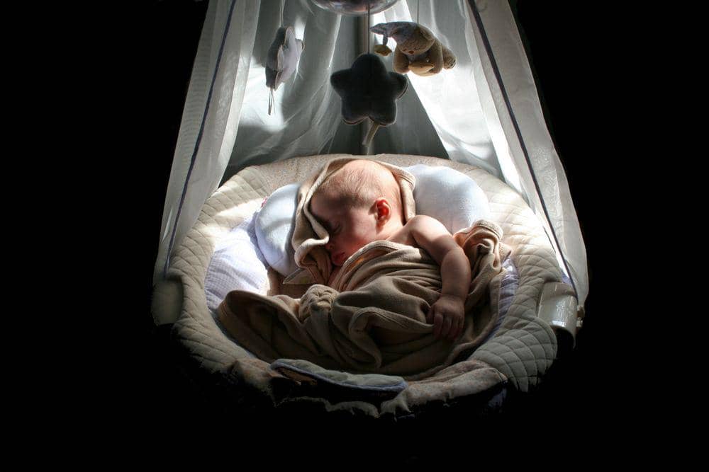 Benarkah Bayi Harus Tidur Diayun dalam Ayunan agar Nyenyak?