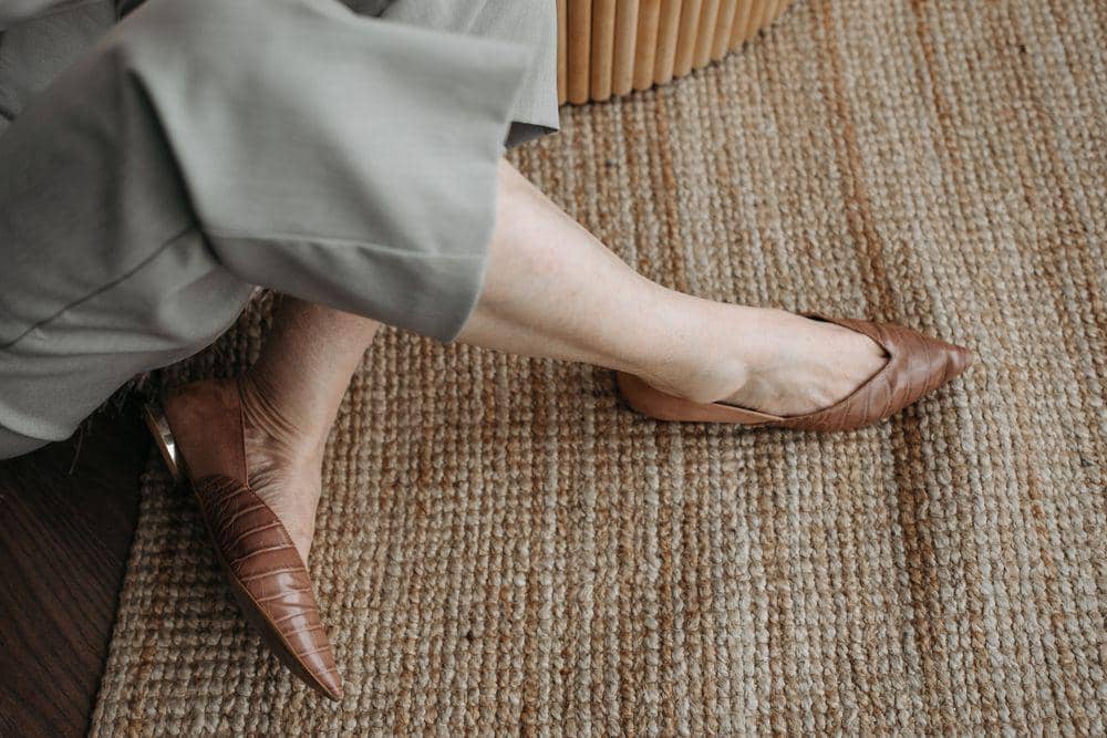 Lengkapi dengan sepatu yang nyaman dan mendukung kaki