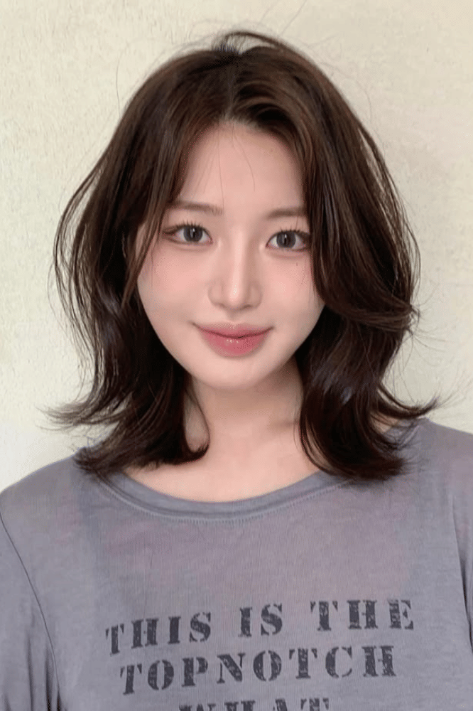 Oval Layer dengan Side Bangs 