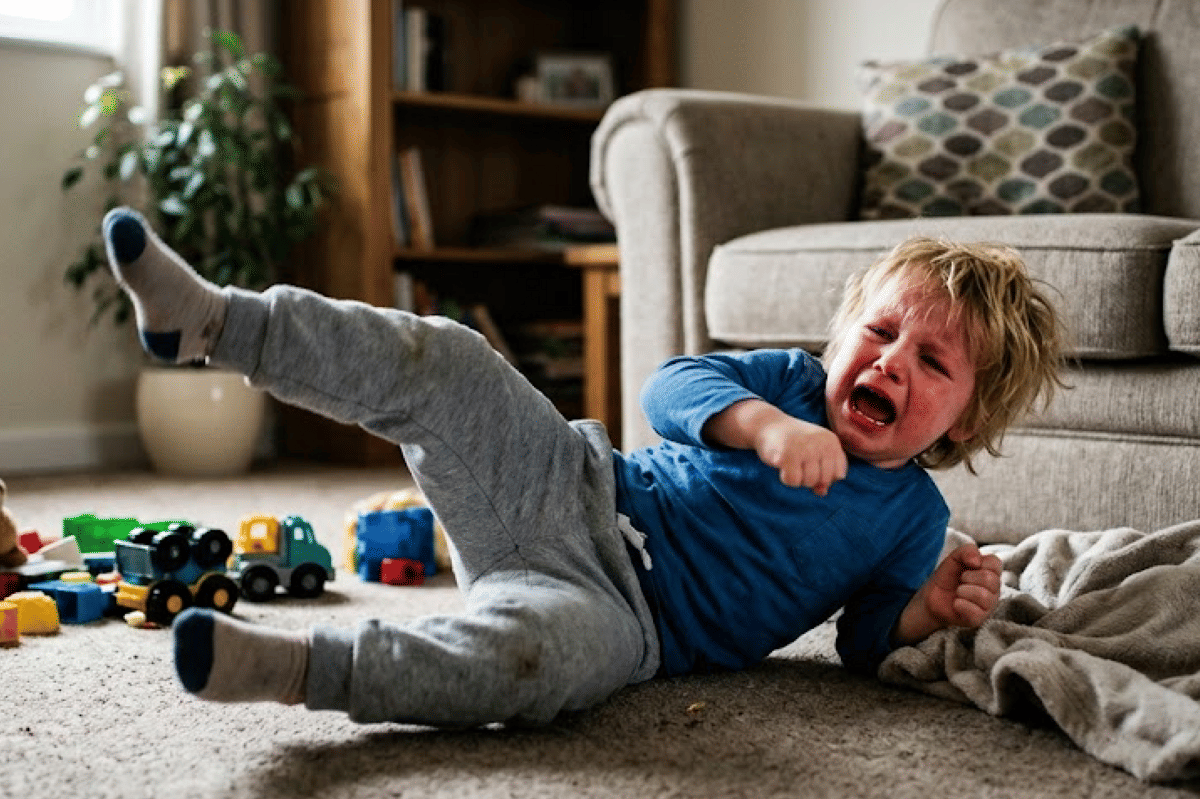 13 Cara Menghadapi Anak yang Memukul dan Menendang saat Tantrum 