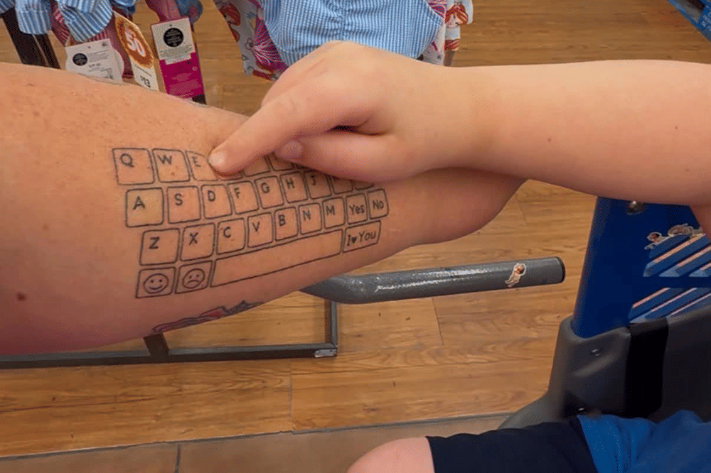 Mama Ini Tato Keyboard di Lengan demi Anak Autisnya