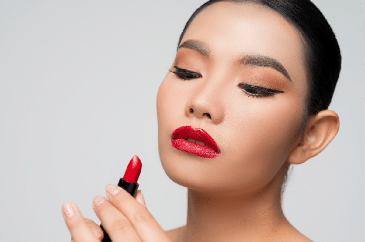 Tips menggunakan lipstik merah tanpa terkesan mencolok (3)