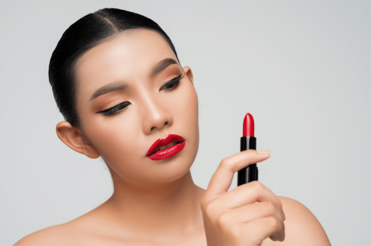 Tips menggunakan lipstik merah tanpa terkesan mencolok (5)