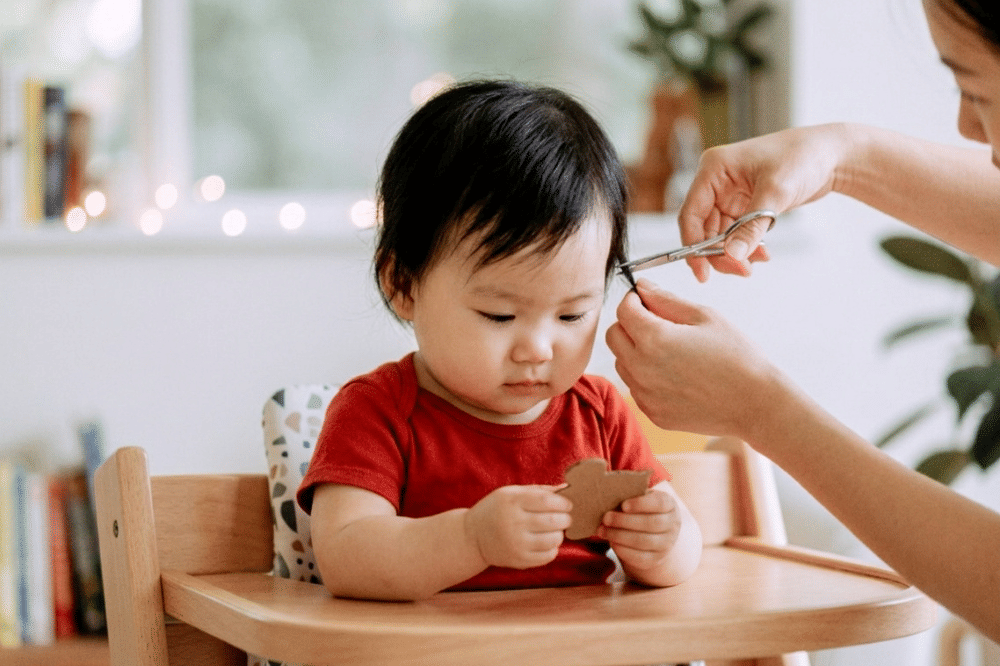 Cara Aman Memotong Rambut Bayi di Rumah