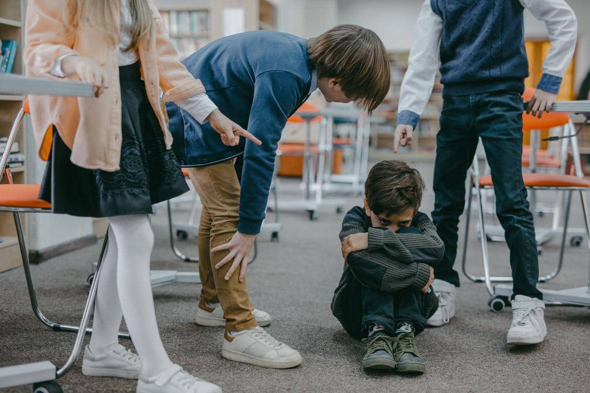 Anak mengalami Bullying relasional dilakukan oleh circle di kelasnya
