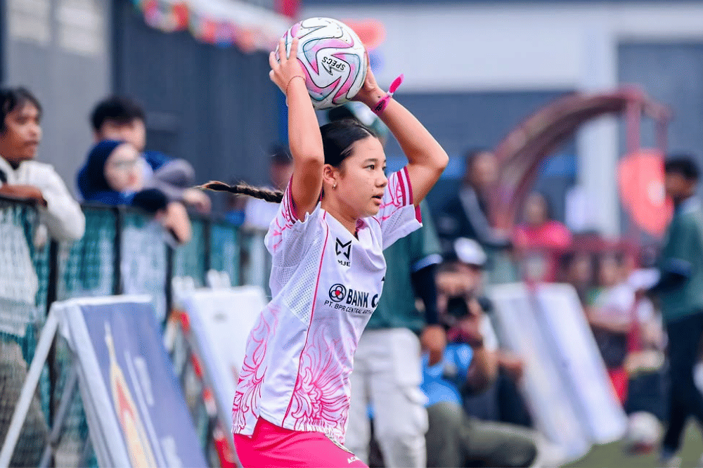 Serius bersiap melakukan throw-in