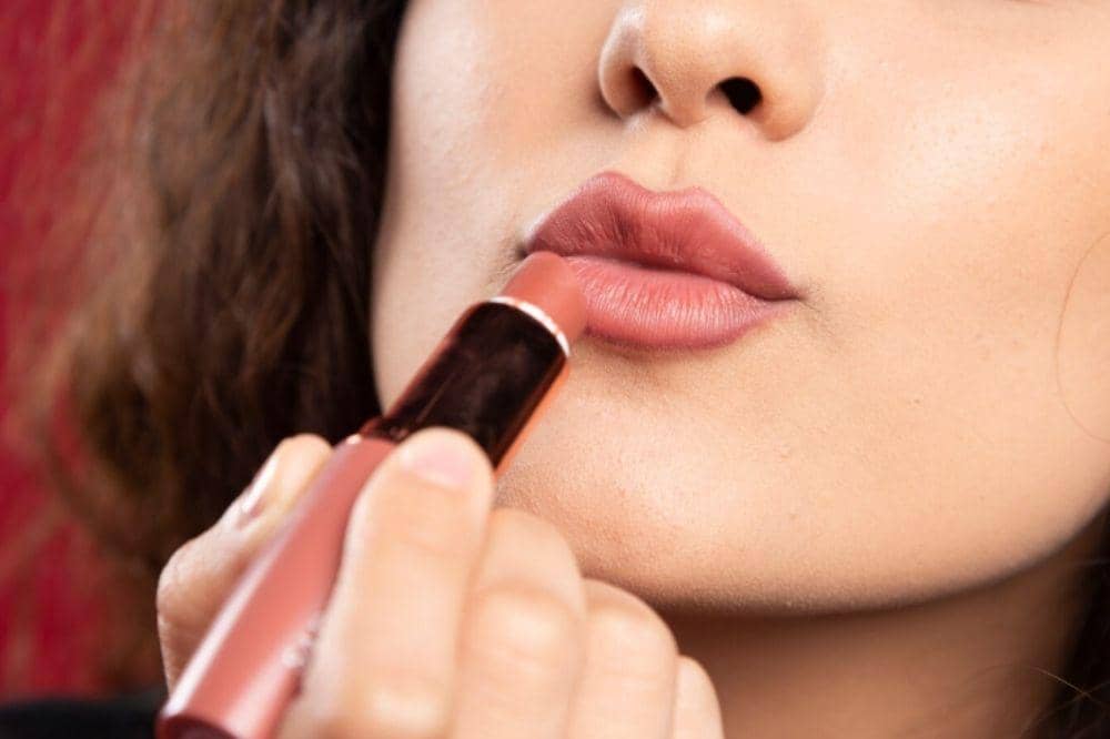 7 Rekomendasi Lipstik Warna Warm Pink untuk Tampil Natural Seharian! 