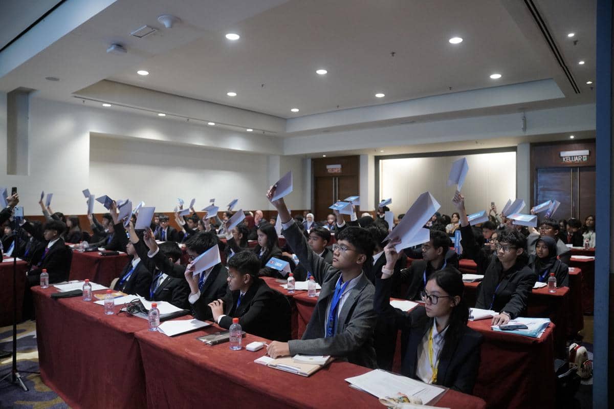 Para delegasi muda serius membahas topik mengenai “Turbulent Tomorrows: Diplomacy in an Age of Disruption and Division,” di AYIMUN ke-22