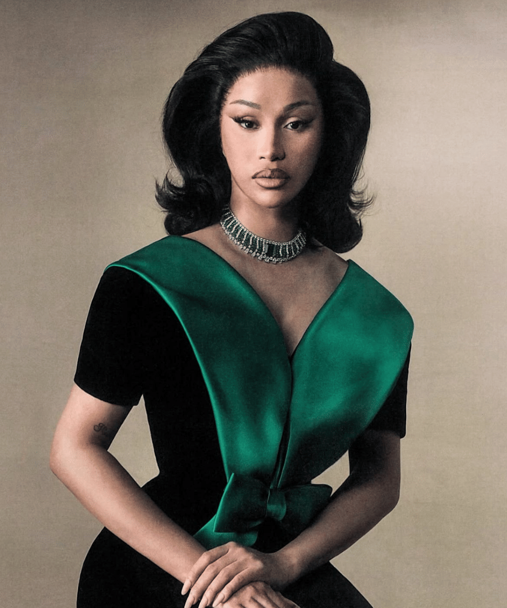 Gaun velvet hitam dengan aksen satin hijau emerald