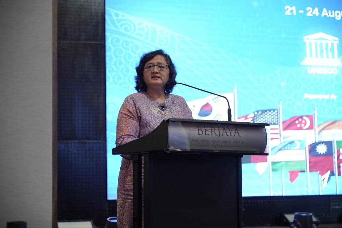 YBhg. Datuk Professor Dr. Azlinda binti Azman, Director General of Higher Education, Ministry of Higher Education of Malaysia dalam AYIMUN