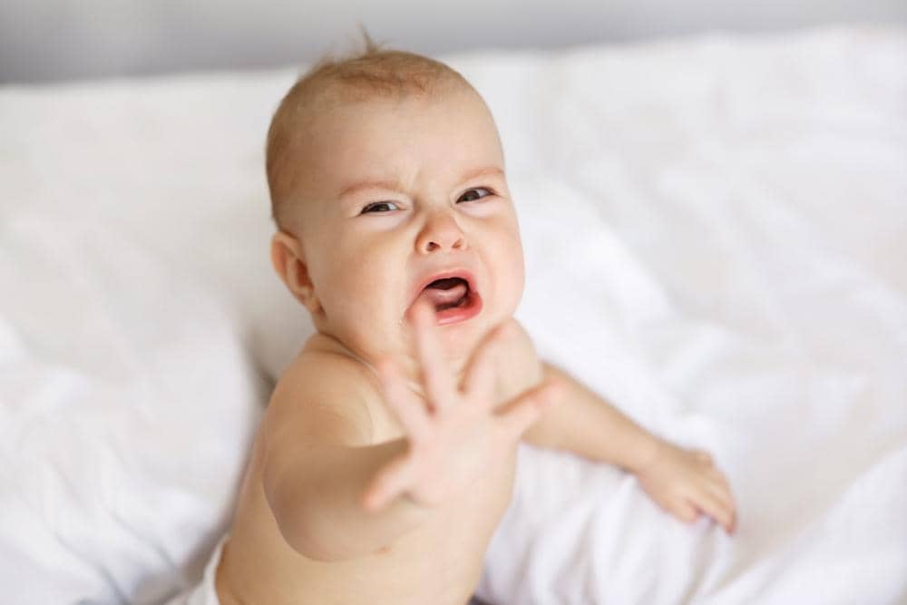 7 Penyebab Bayi Muntah Menyemprot atau Menyembur