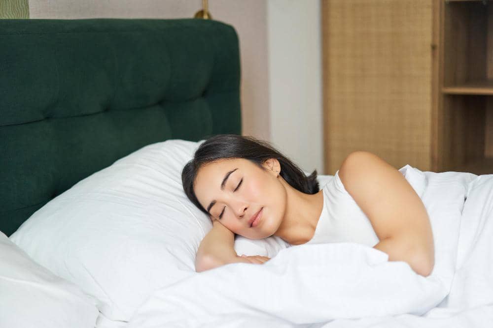 Tidur dengan posisi miring dan bantal penyangga