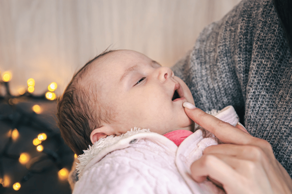 Bercak Putih di Lidah Bayi, Benarkah Hanya Bekas Susu? Ini Kata Dokter