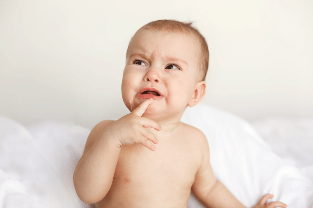 Bercak putih di lidah bayi, benarkah hanya bekas susu?
