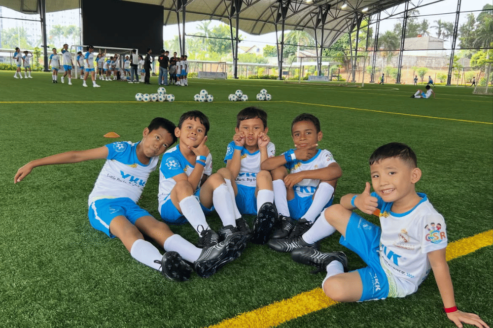 Anak-anak dapat perlengkapan sepak bola lengkap