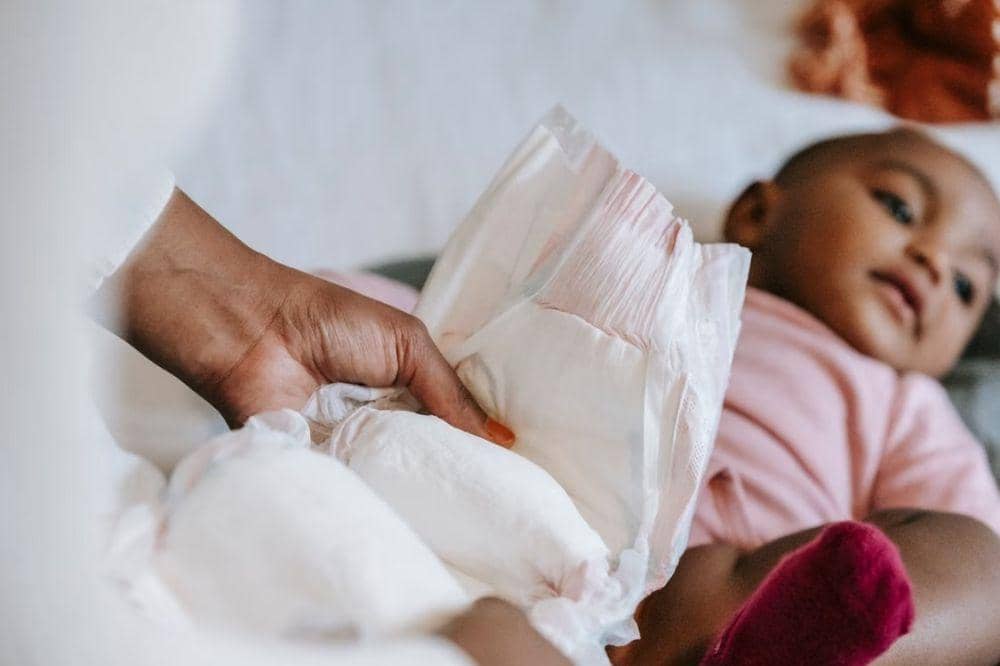 Cara Membuang Popok Bayi yang Benar
