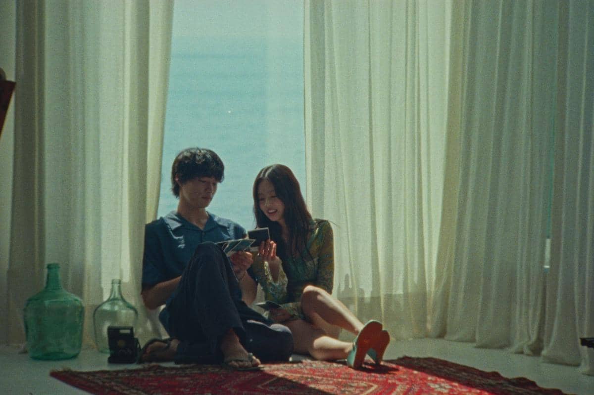 7 Foto Vila Jennie BLACKPINK di Video Musik 'Less Than a Lover'