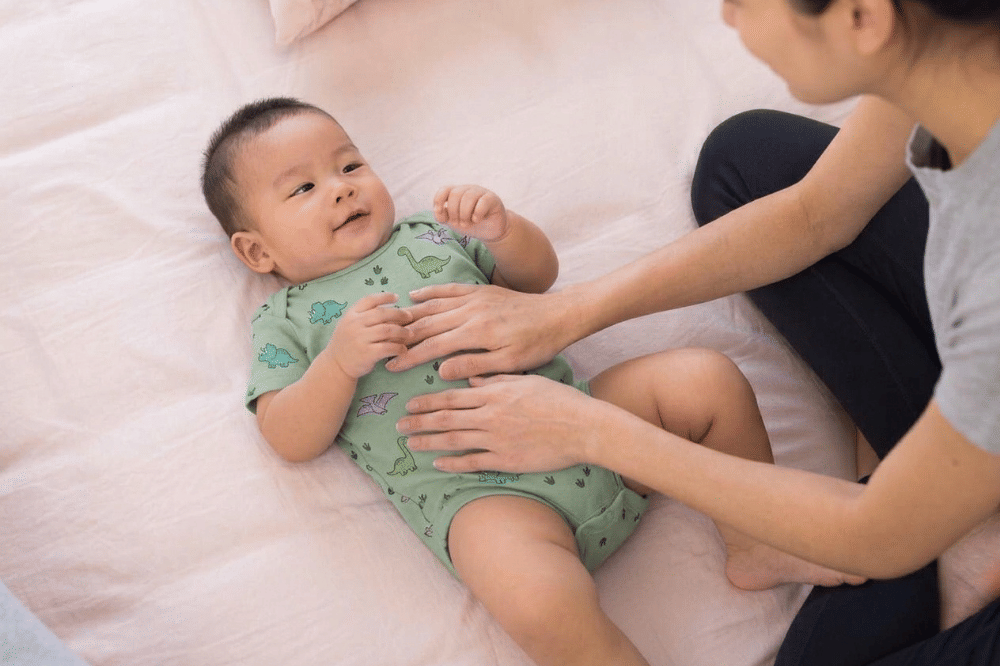 Kapan Waktu yang Tepat untuk Pijat ILU pada Bayi?