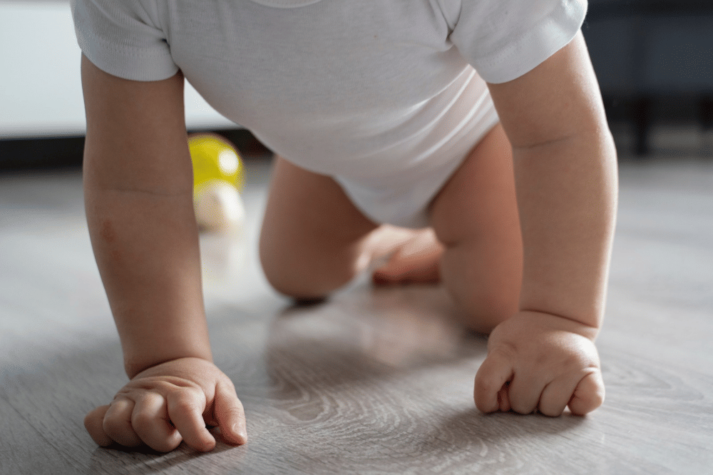Bayi Merangkak Usia Berapa? Ini Penjelasan Lengkapnya