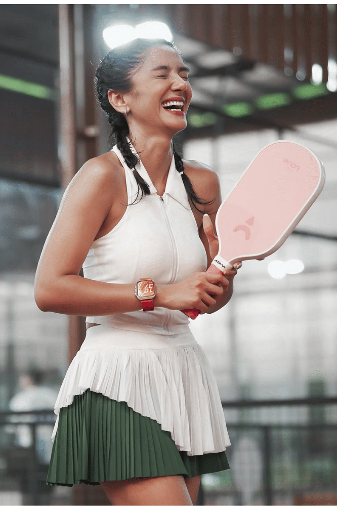 Gaya Sporty Tetap Feminin dengan Pleated Skirt saat Padel