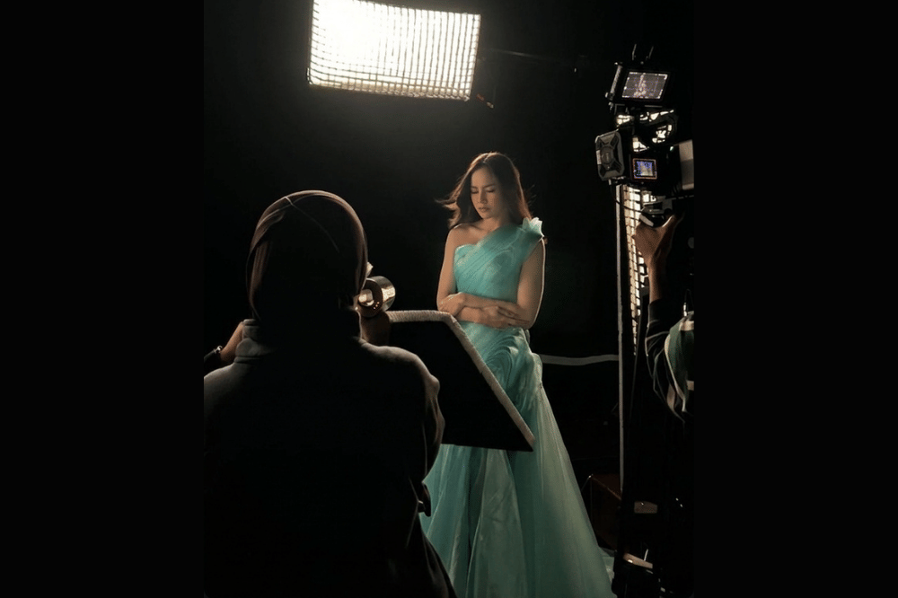 Potongan one-shoulder yang membuat look terlihat elegan