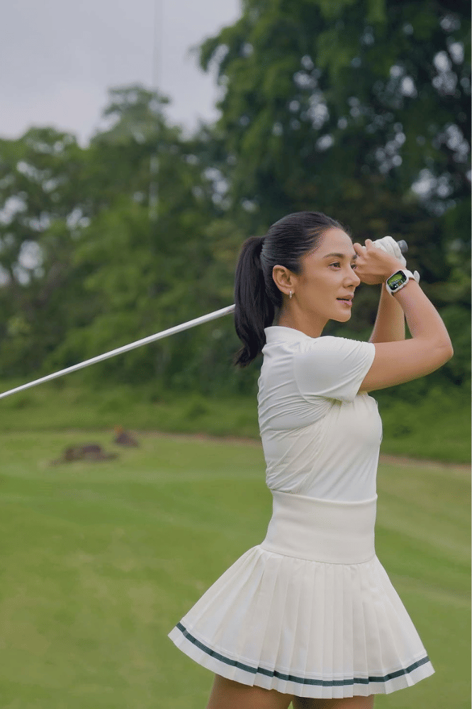 Setelan putih serba chic untuk golf