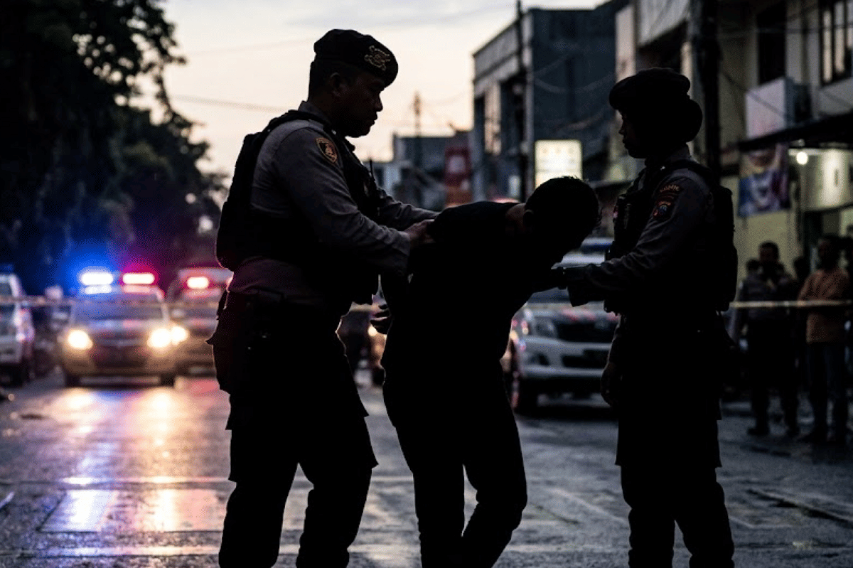 Warga mengamankan pelaku kemudian diserahkan kepada polisi