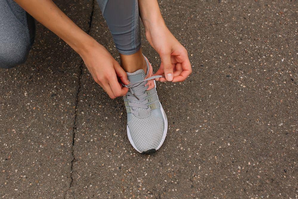 Memakai sepatu dan pakaian yang nyaman