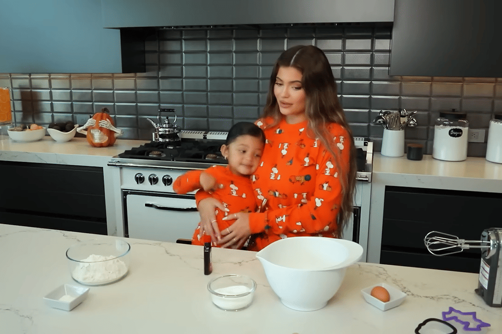 5 Momen Kylie Jenner Bikin Konten Q&A Bareng Stormi dan Aire