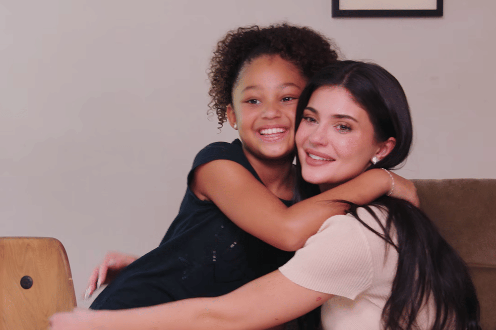5 Momen Kylie Jenner Bikin Konten Q&A Bareng Stormi dan Aire