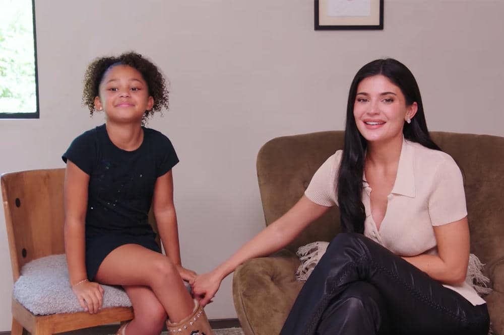 Momen Stormi Anak Kylie Jenner Interview Sang Mama, Pro Banget!